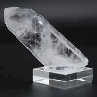 Faden quartz crystal on base