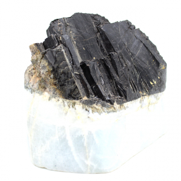 Tourmaline crystallization on a quartz base