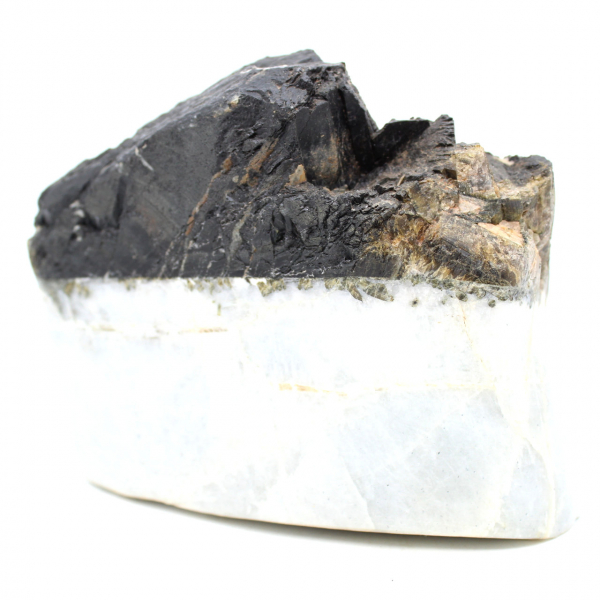 Tourmaline crystallization on a quartz base