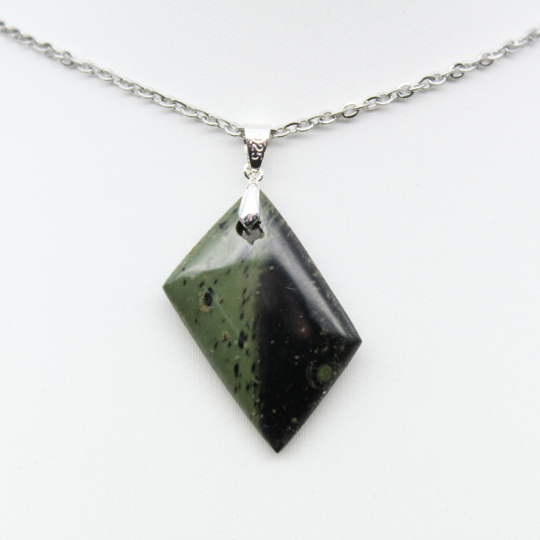 Diamond-shaped Kambamba Jasper pendant