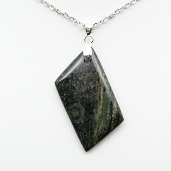 Diamond-shaped Kambamba Jasper pendant