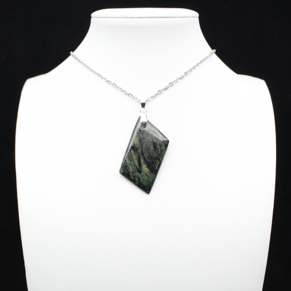 Diamond-shaped Kambamba Jasper pendant