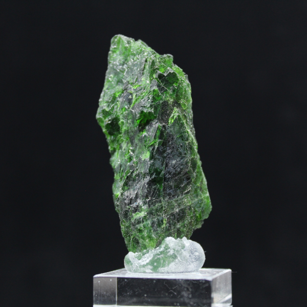 Chromediopside stone