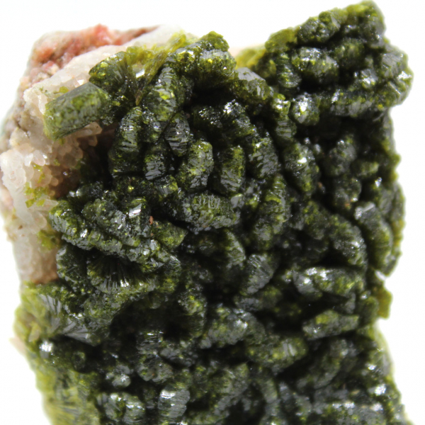 Imilchil green epidote, a natural formation on gangue