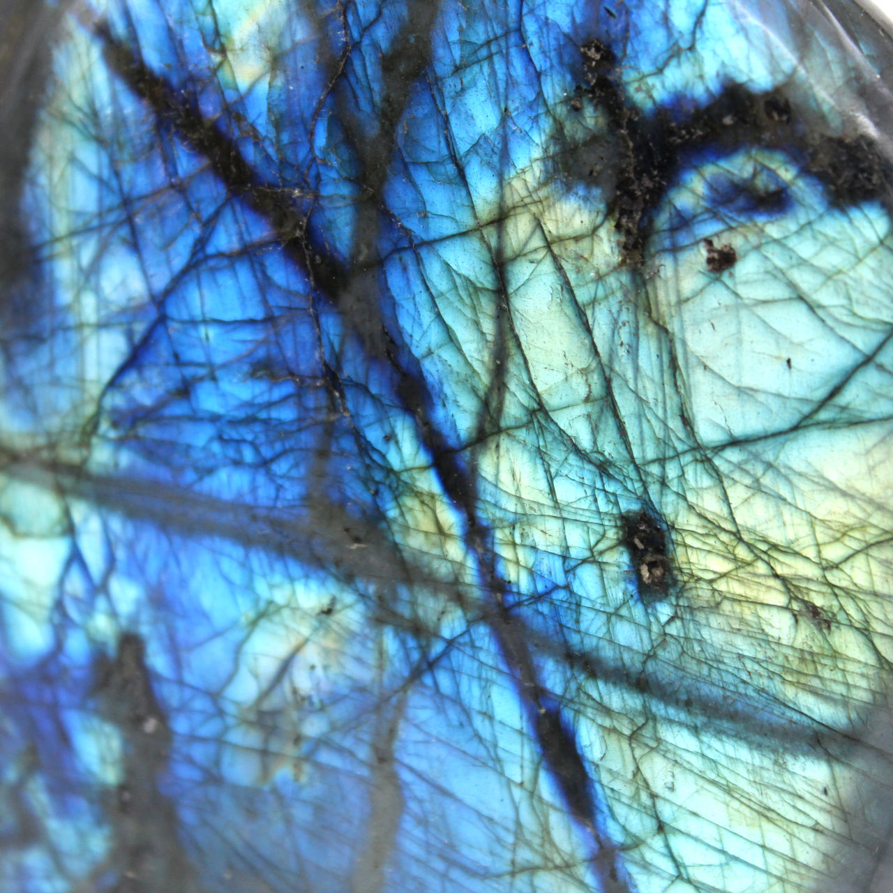 Labradorite: Discover the secrets of this stone with mysterious reflections