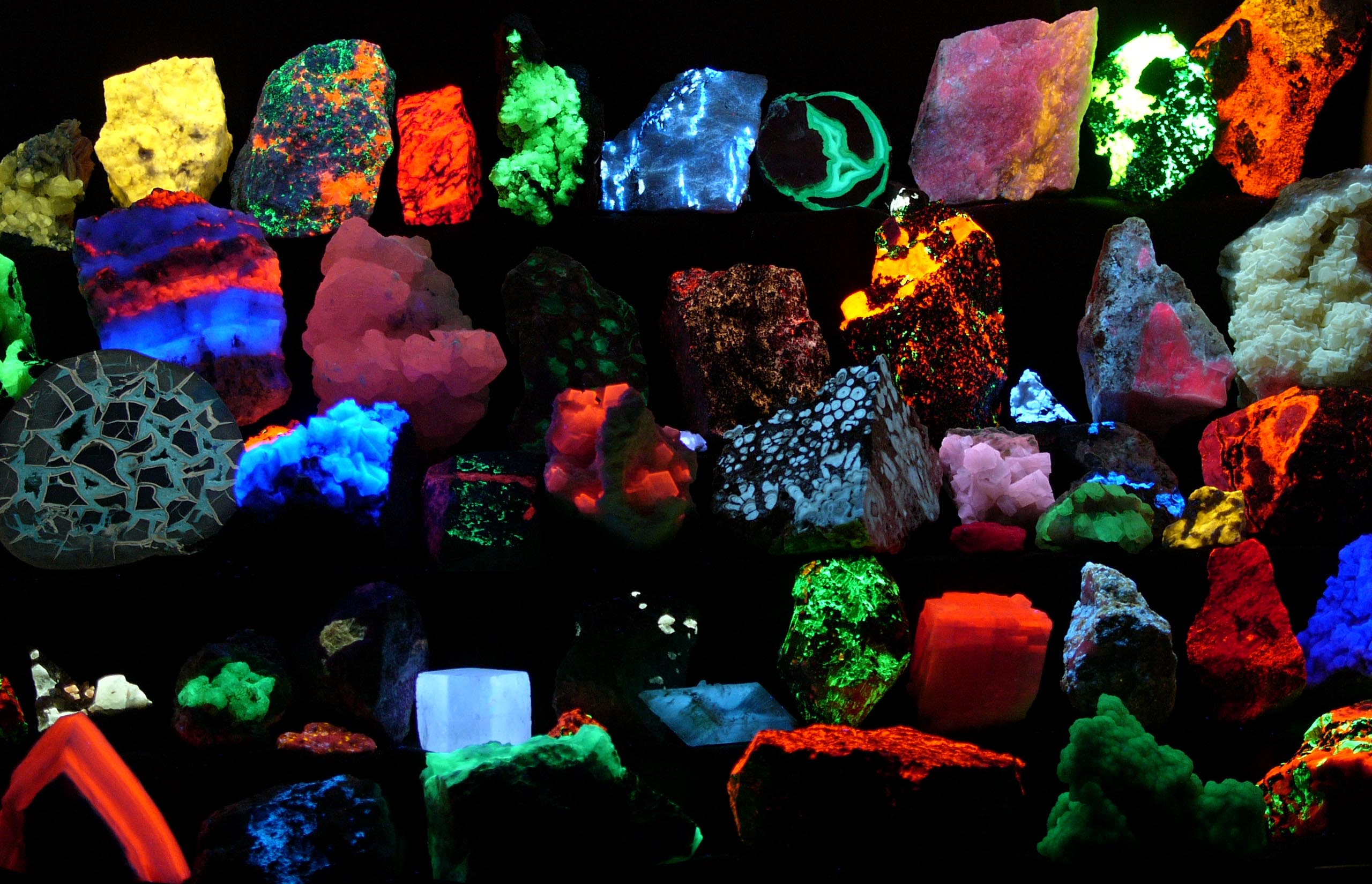 Fluorescent Minerals: When Stones Glow in the Dark