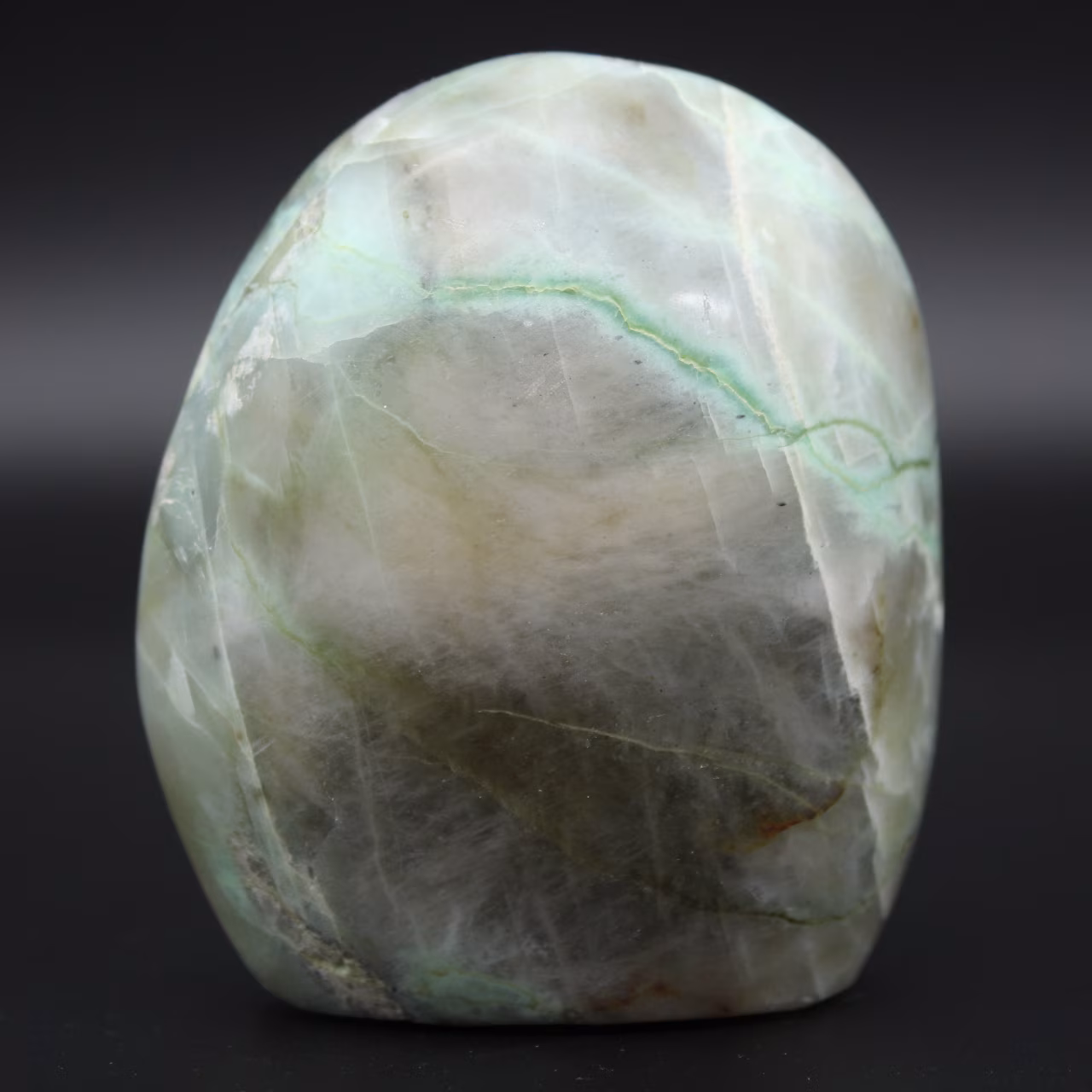 Garnierite rock