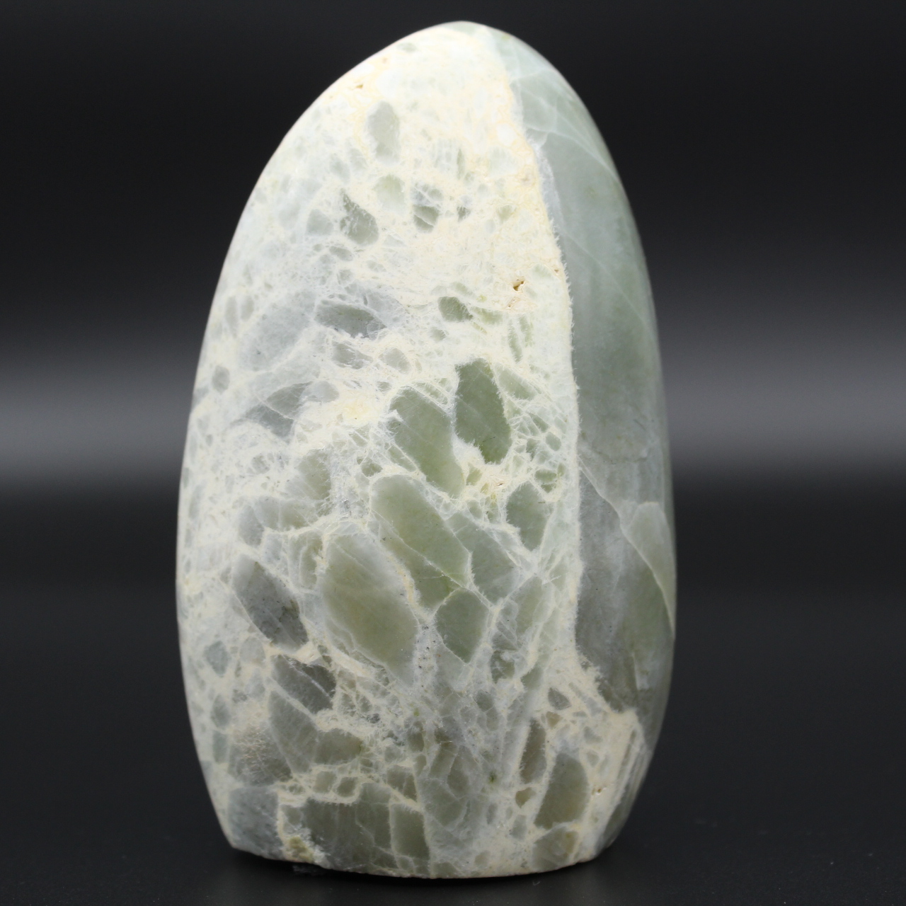 Garnierite rock
