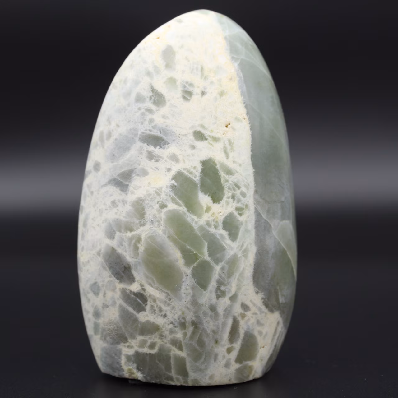 Garnierite rock