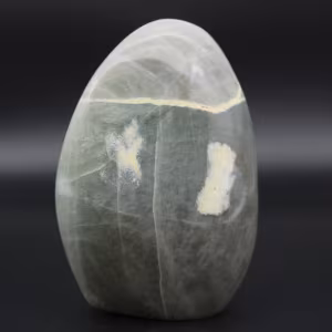 Polished garnierite rock