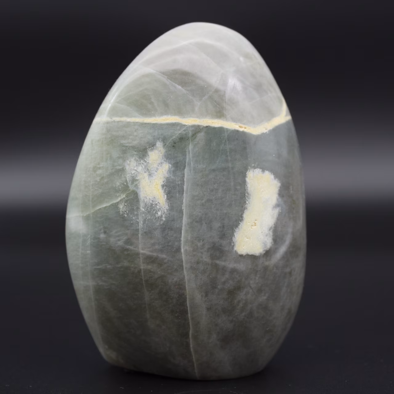 Polished garnierite rock