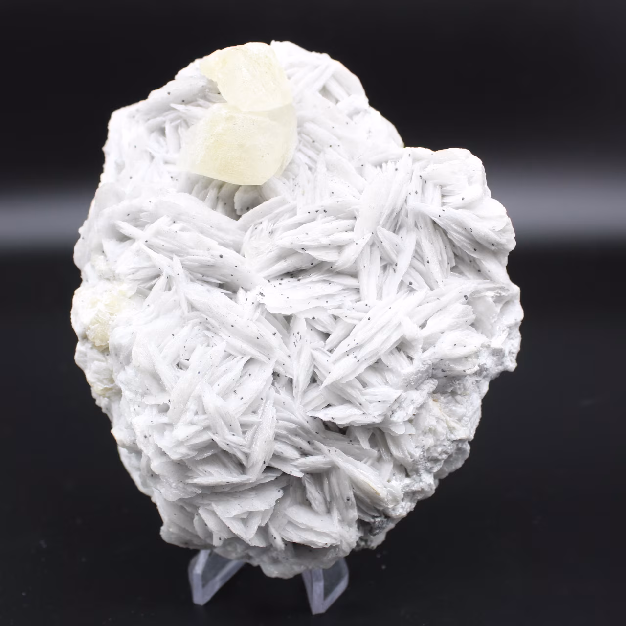 Yellow calcite crystals on white barite