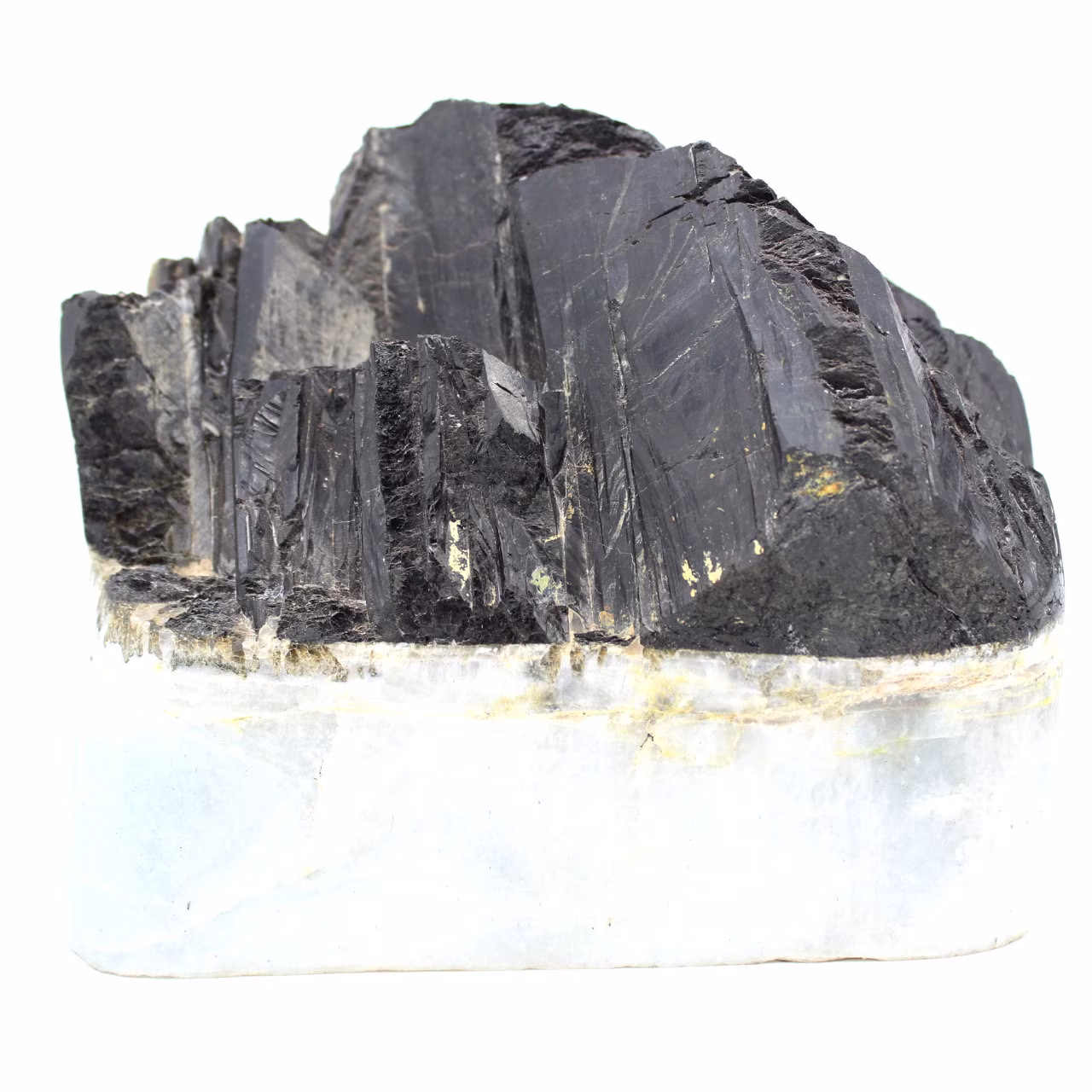 Tourmaline crystallization on a quartz base